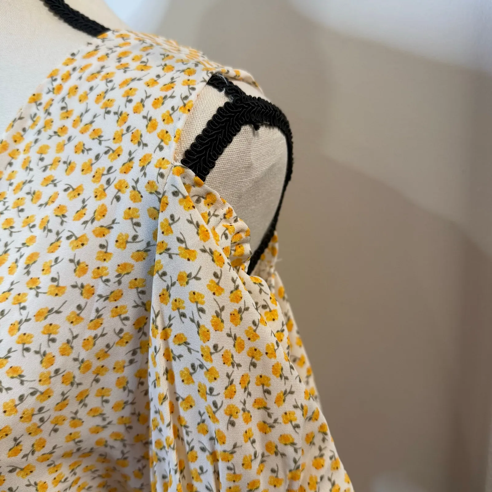 Sienna Sky Women’s Floral Cold Shoulder Top Size M - Image 4