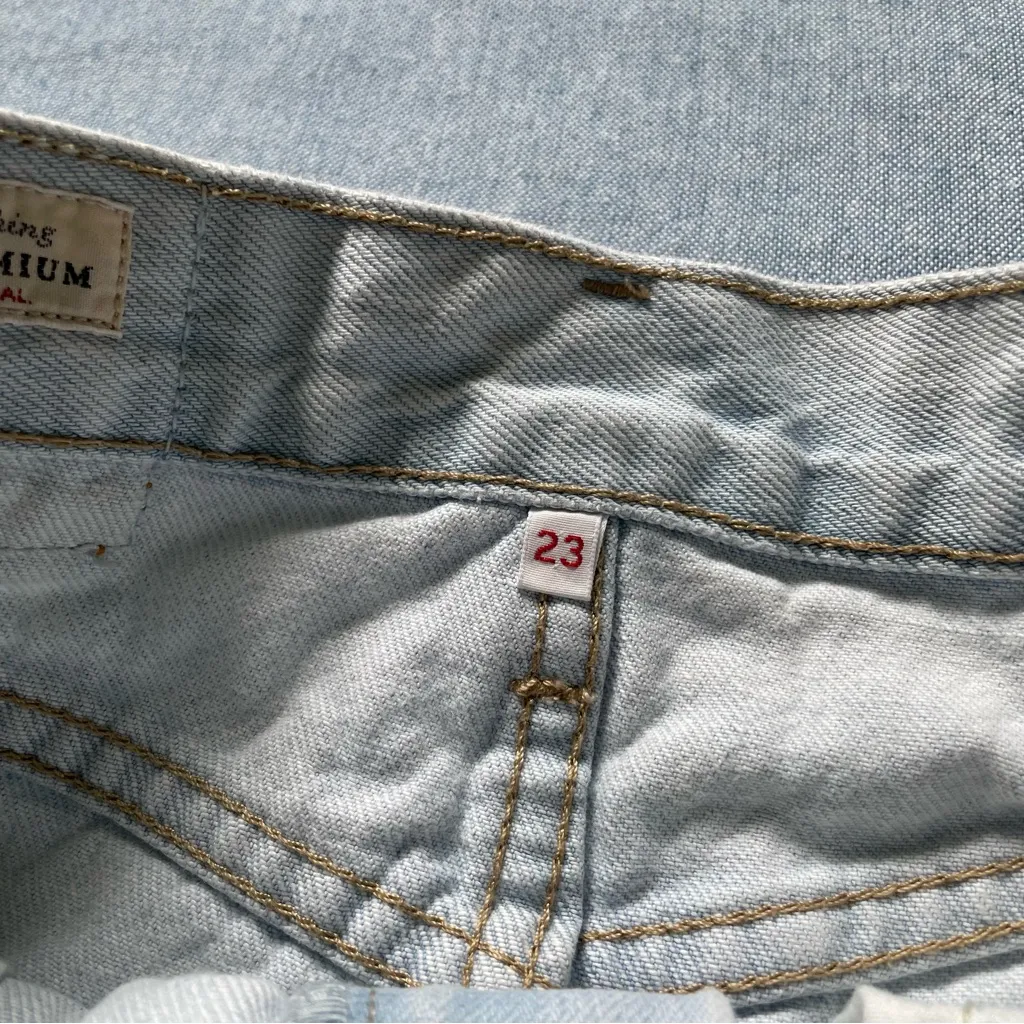 Levi’s High Rise Mom Denim Shorts Size 23 - Image 5