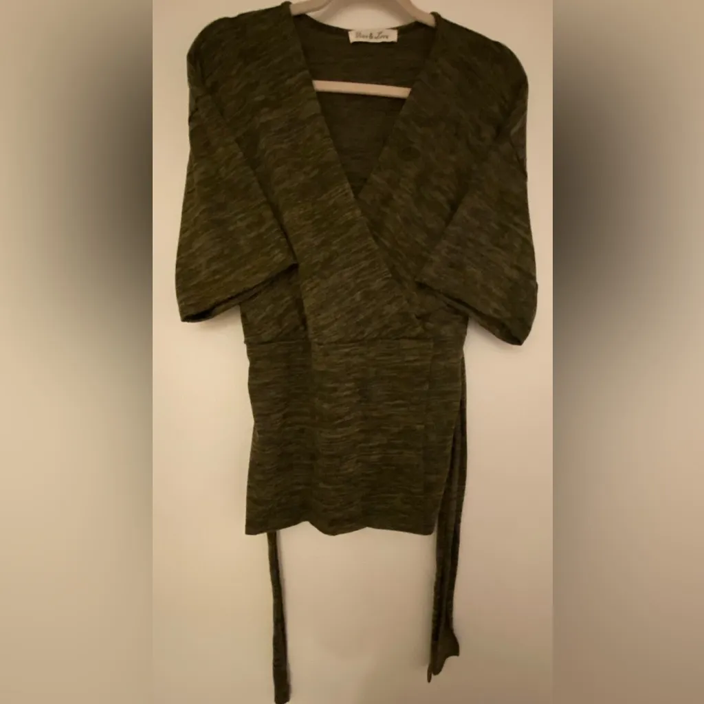 Vine and Love Olive Short Sleeve Sweater Top Women's Sz Medium - Image 13