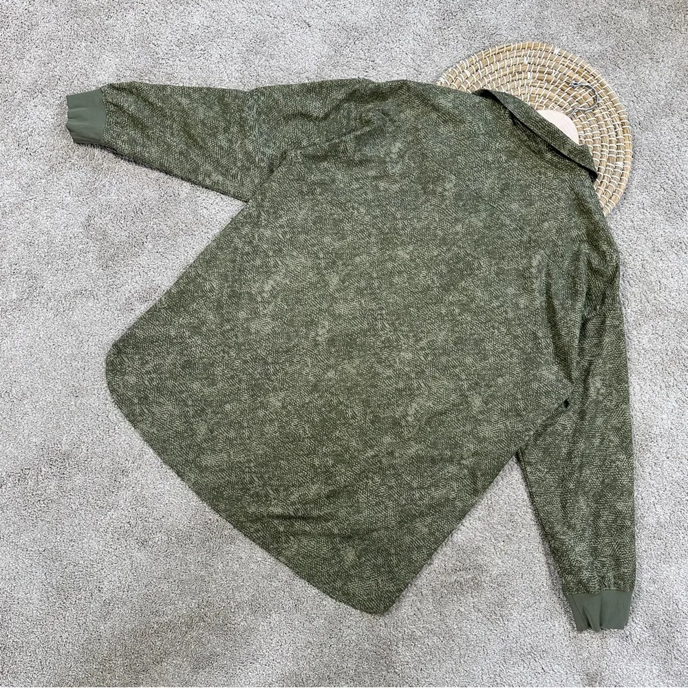 Athleta Women’s Zuma Printed Top Longsleeve V-Neck in Viper Shadow Olive XL - Image 7