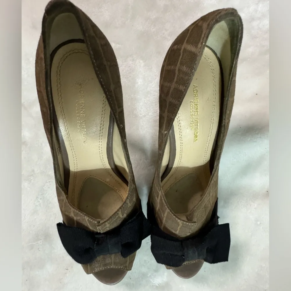 Brown heels with animal print texture and an elegant black bow on the front. - Image 3