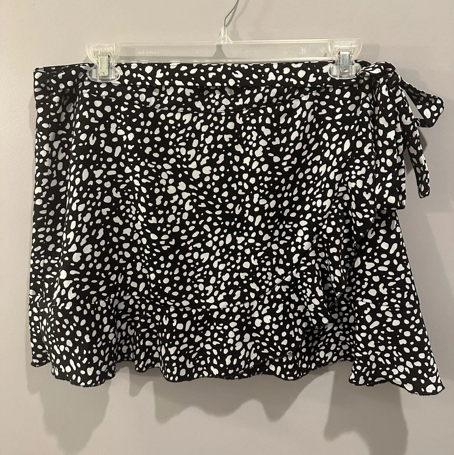 Ouzu From Wendy Drew Boutique Black and White Wrap Skort - Image 3