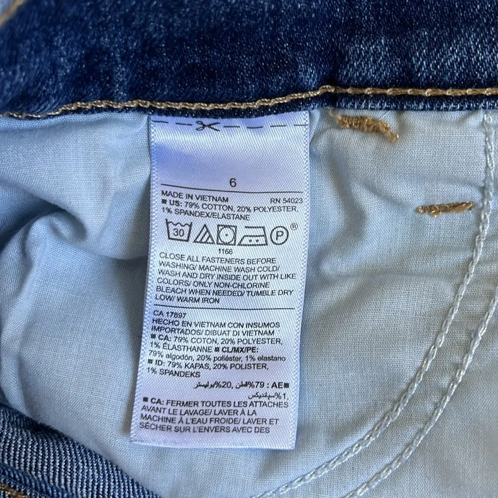 Old Navy Women’s Cuffed Bottom Denim Shorts Size 6 - Image 8