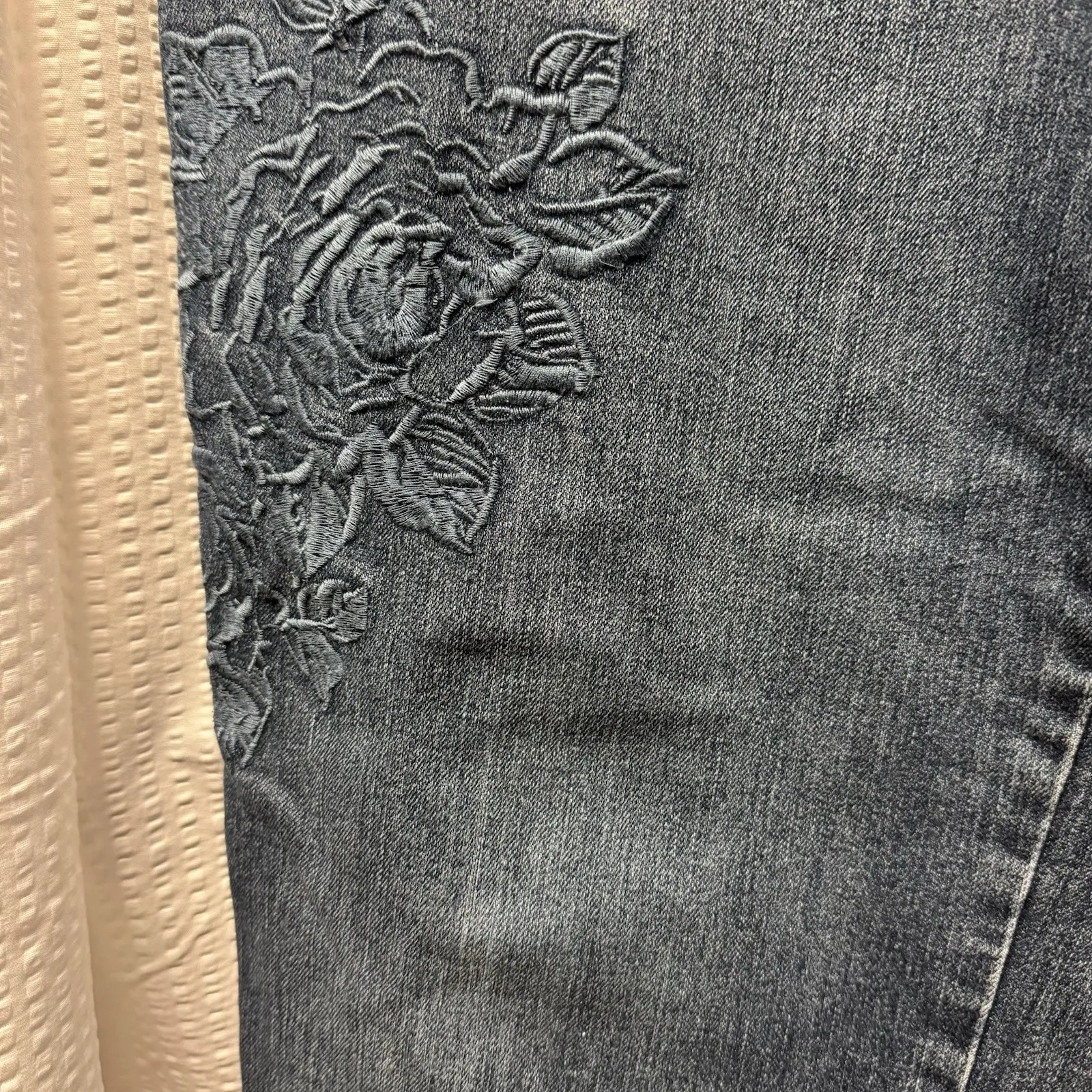 Gloria Vanderbilt Jeans Woman's Size 14 Amanda Blue Embroidered Flowers - Image 5
