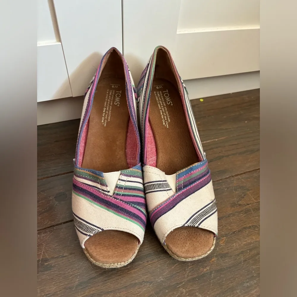 Toms Wedges Size 9 colorful striped - Image 2