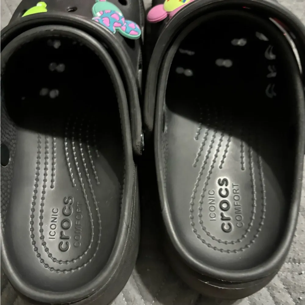 Black platform crocs with Disney charms W7 - Image 5