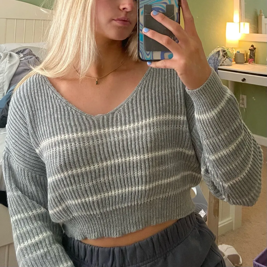 grey&white cropped striped sweater - Image 2