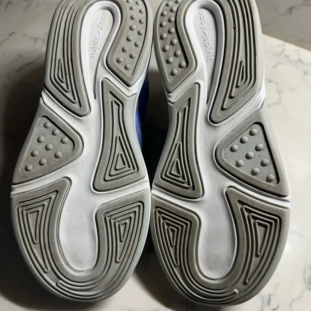 Easy Spirit Blue and White Athletic Shoes with Cushioned Sole - Image 4