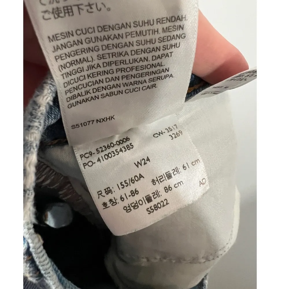 Levi’s Wedgie Shorts Size 24 in Light Wash Thrashed Button Fly - Image 10