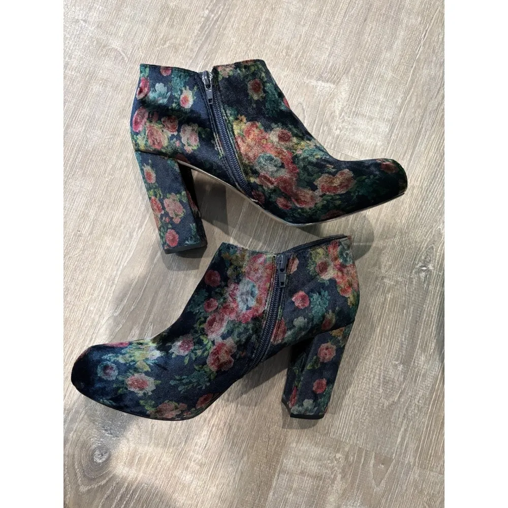 Madden Girl Floral‎ Velvet Ankle Booties Block Heel Side Zip Closure - Image 3