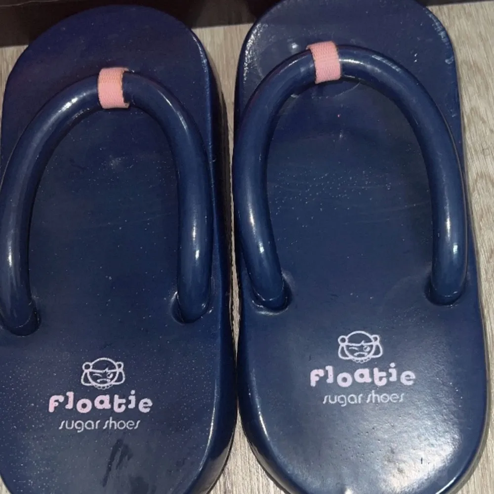 💙RARE Y2K Sugar Floatie Shoes
NAVY PINK flip flops sz md 5/6
pool beach sandal Blue - Image 5