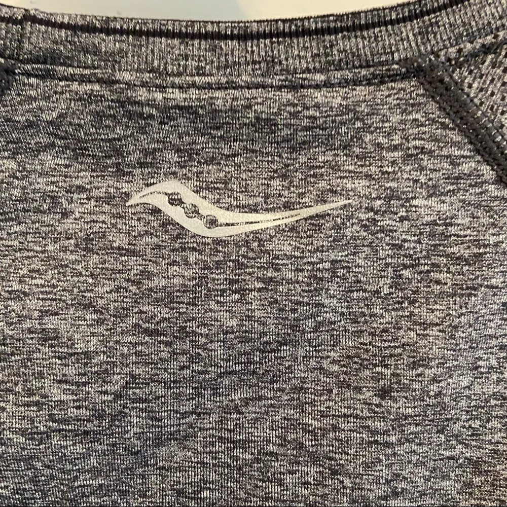 Saucony Gray Dash Seamless Short Sleeve Top.  Size Small. EUC - Image 3