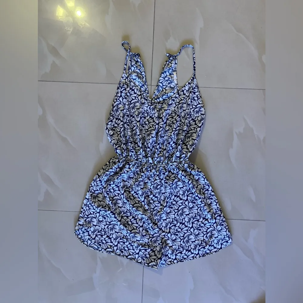 Maitai short jumpsuit floral blue/white L lightweight Romper - Image 4