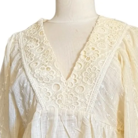 Very J Delicate Crochet Detail V-Neck Feminine Boho Blouse Champagne Small NWT - Image 3