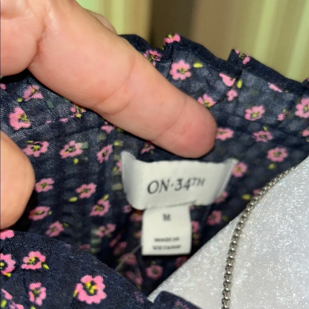 ON 34th Elegant Navy Floral Blouse size M Blue Size M - Image 8