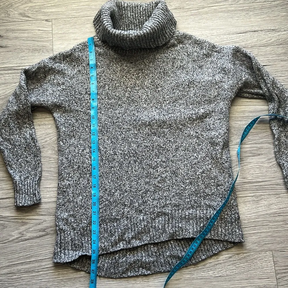 Old Navy Turtle Neck Long Sleeve Size M - Image 5