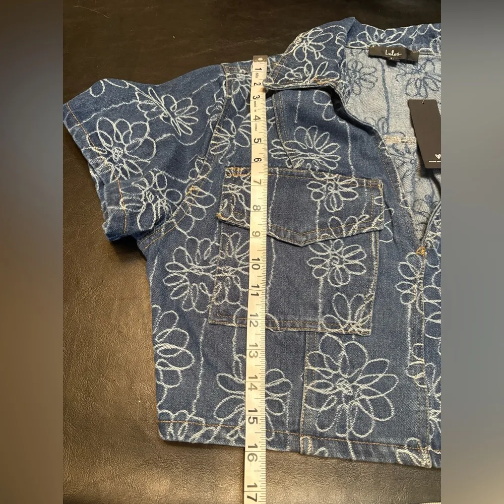 Lulu’s medium wash embroidery denim Crop Top size L NWT - Image 11