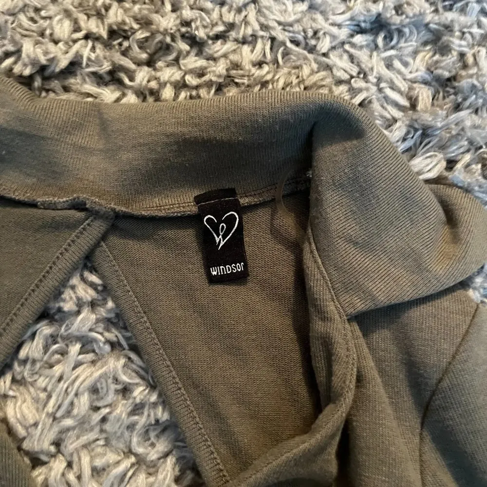 Windsor  cropped tie back long sleeve size medium - Image 2