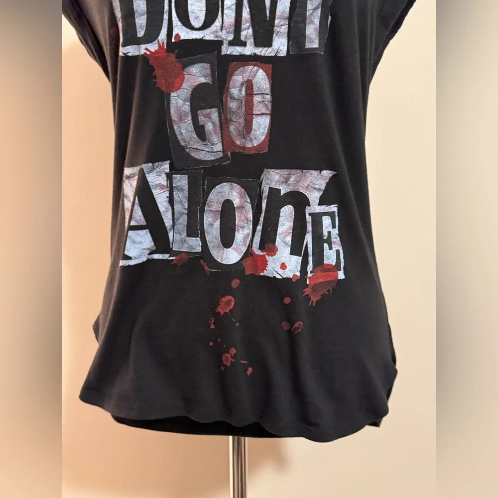 EUC Universal Studios Black & White Don’t Go Alone Graphic Tee size small - Image 4