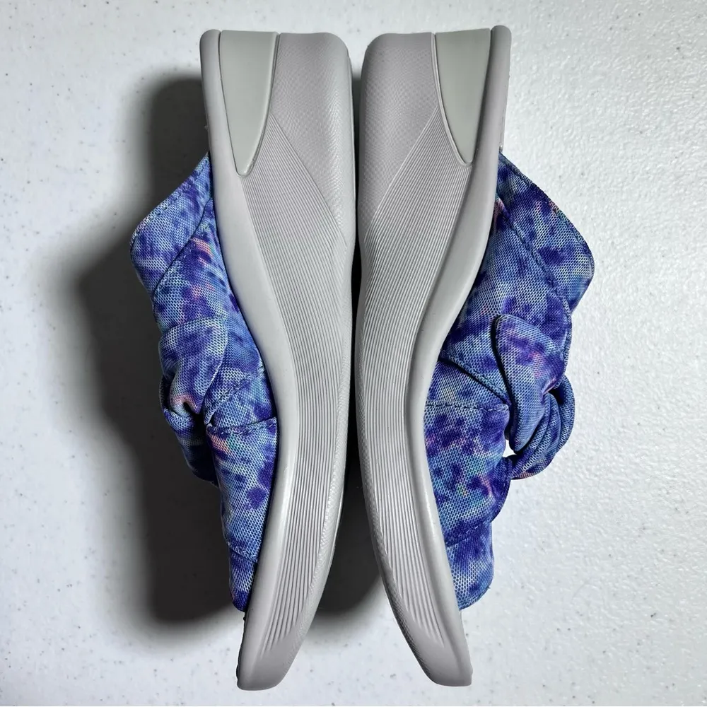 BZees 7W Blue Tie DyeBow Embellished Washable Slide Sandals - Image 5