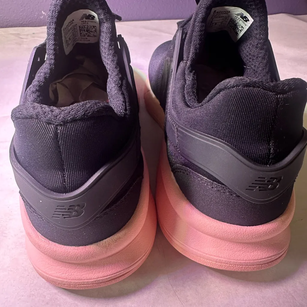 New Balance Women's Sneakers in Black and Pink - Image 10