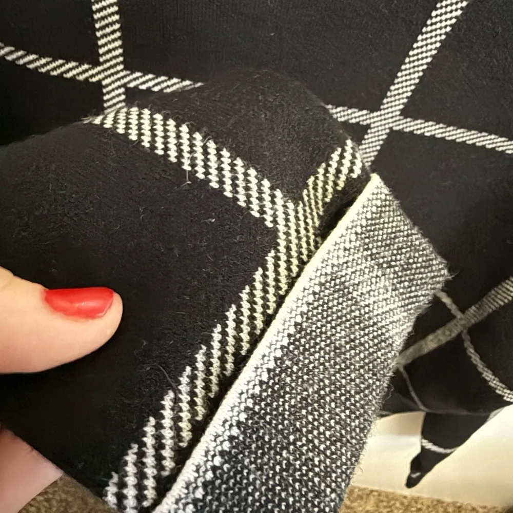 M Max Studio Black and White sweater - Image 3