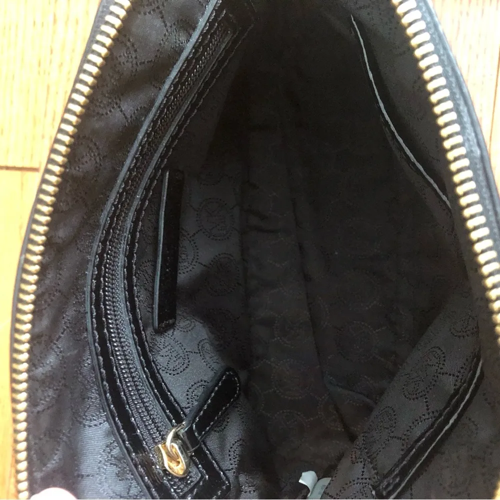 MICHAEL Michael Kors Black Textured Patent Leather Gold-tone Cindy Crossbody Bag - Image 8