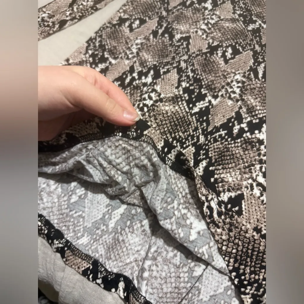 Mario Serrani snake skin print long sleeve NWOT - Image 5