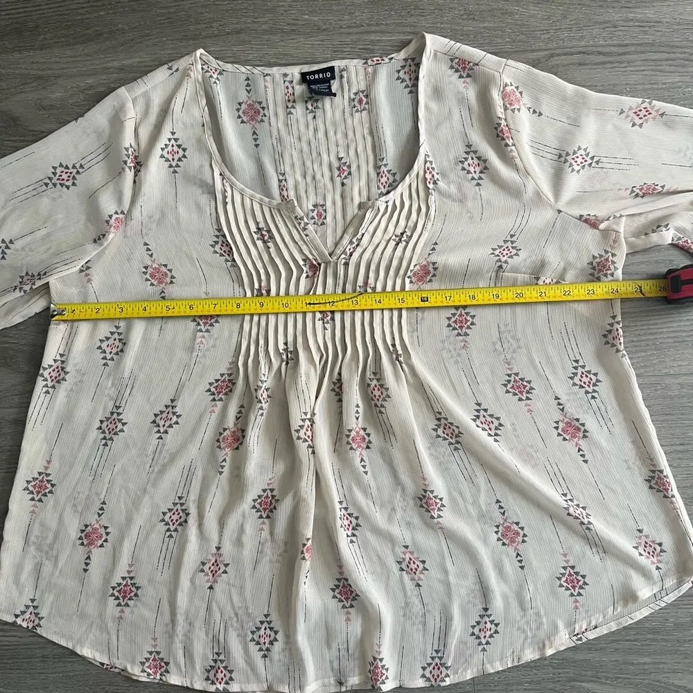 Torrid  Sheer Aztec Tunic Top Size 1X Cream 3/4 Sleeve V Neck Pleated - Image 9