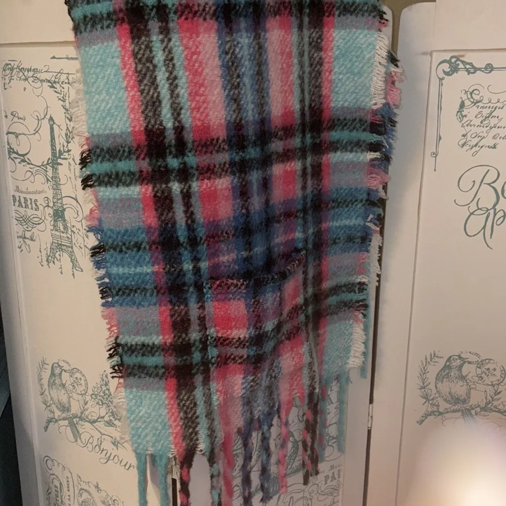 Betsey Johnson  fuchsia turquoise black plaid blanket scarf/pockets NWOT - Image 3