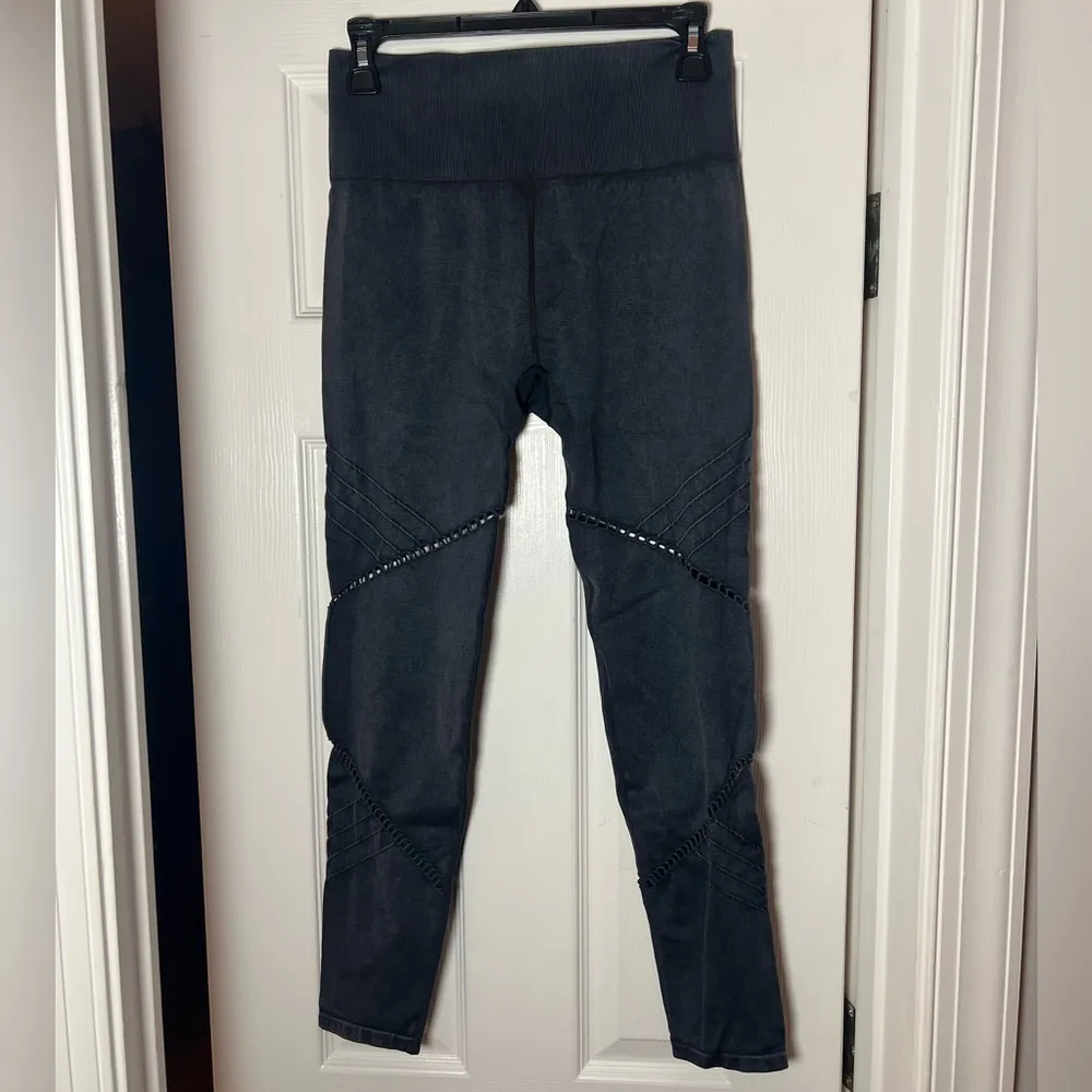 Soul Cycle Black Gray Seamless Moto Cut Out Performance Leggings Size Medium - Image 2