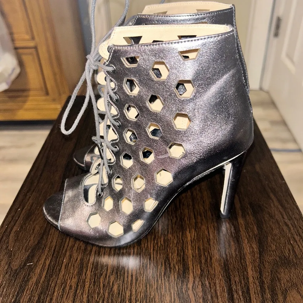 Via Spiga Open Toe Caged Booties Size 5.5M Silver - Image 4