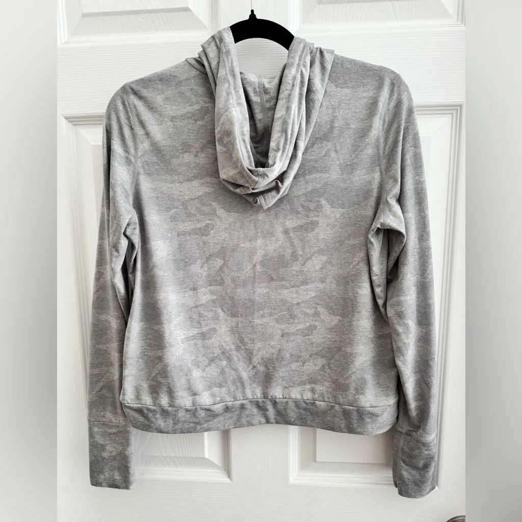 Vuori XS Gray Camo Lightweight Pullover Hoodie - Image 2