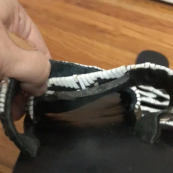 Urban outfitters white and black slip‎ on sandals women’s size 7 - Image 9