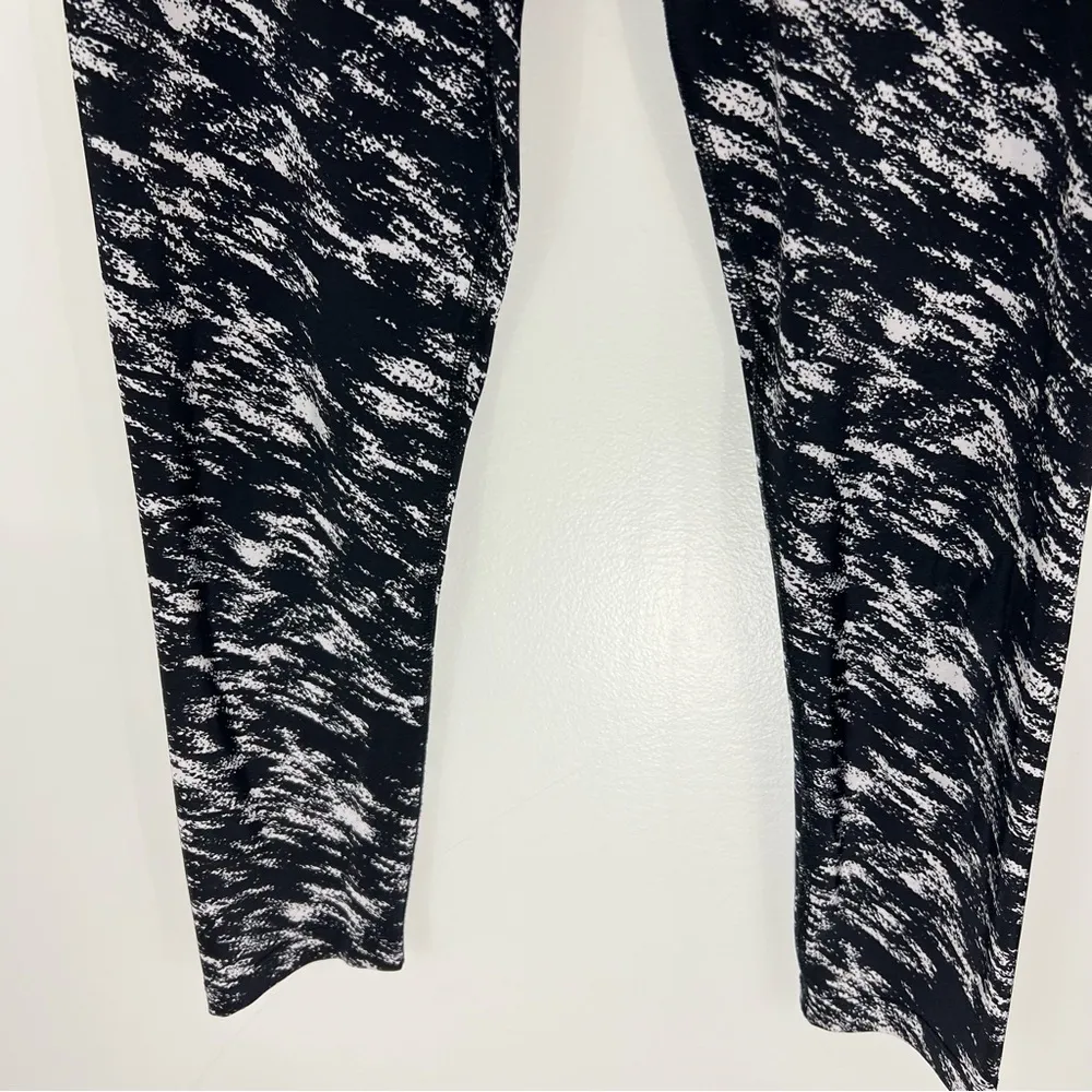 Beyond Yoga Lux Print Capri Legging Etched Block Size Small - Image 5