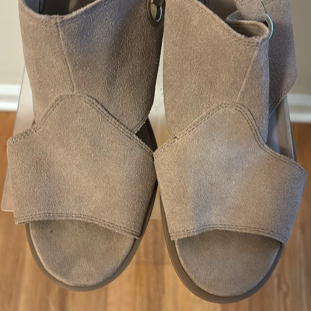 Koolaburra By UGG Tan Sandals with Modern Cut-Out Design - Image 12