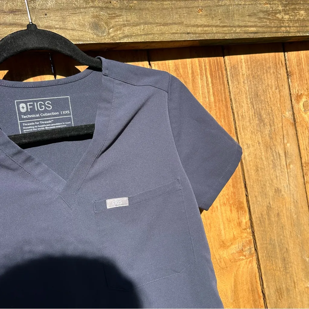 FIGS Catarina One-Pocket V-neck Short Sleeve Scrub Top quiet navy size XXS - Image 5