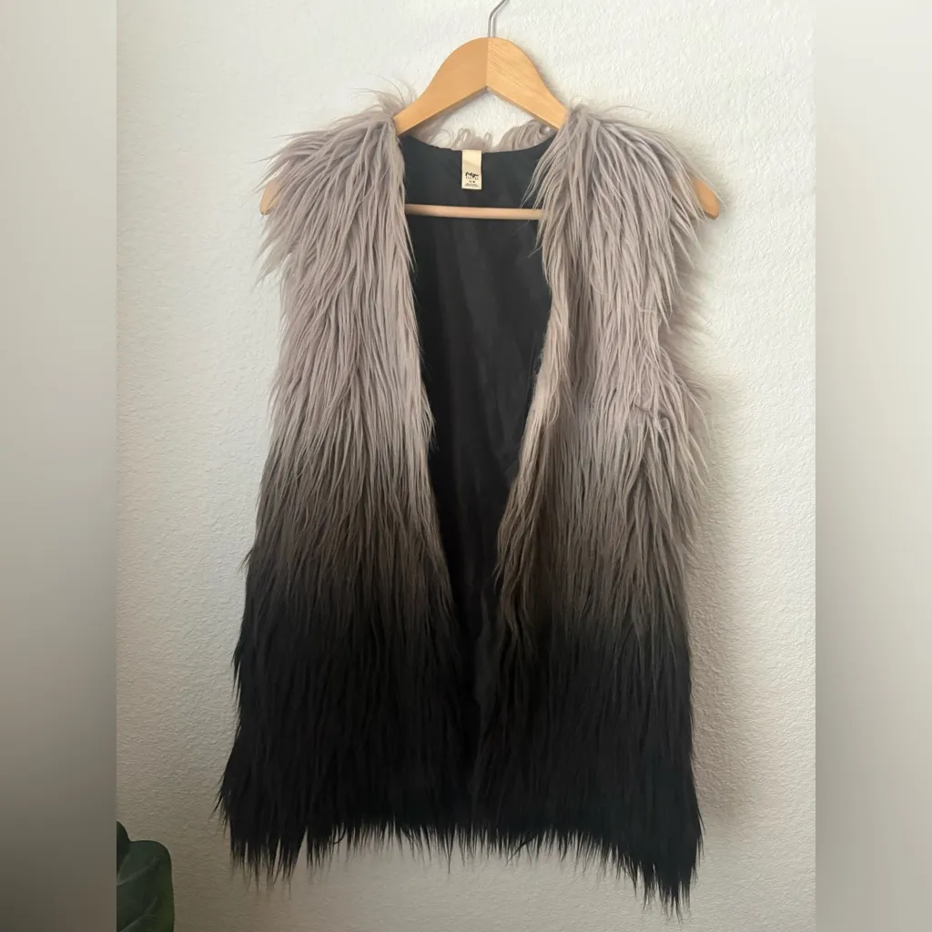 Tokyo Darling Gray and Black Faux Fur Vest - Image 5