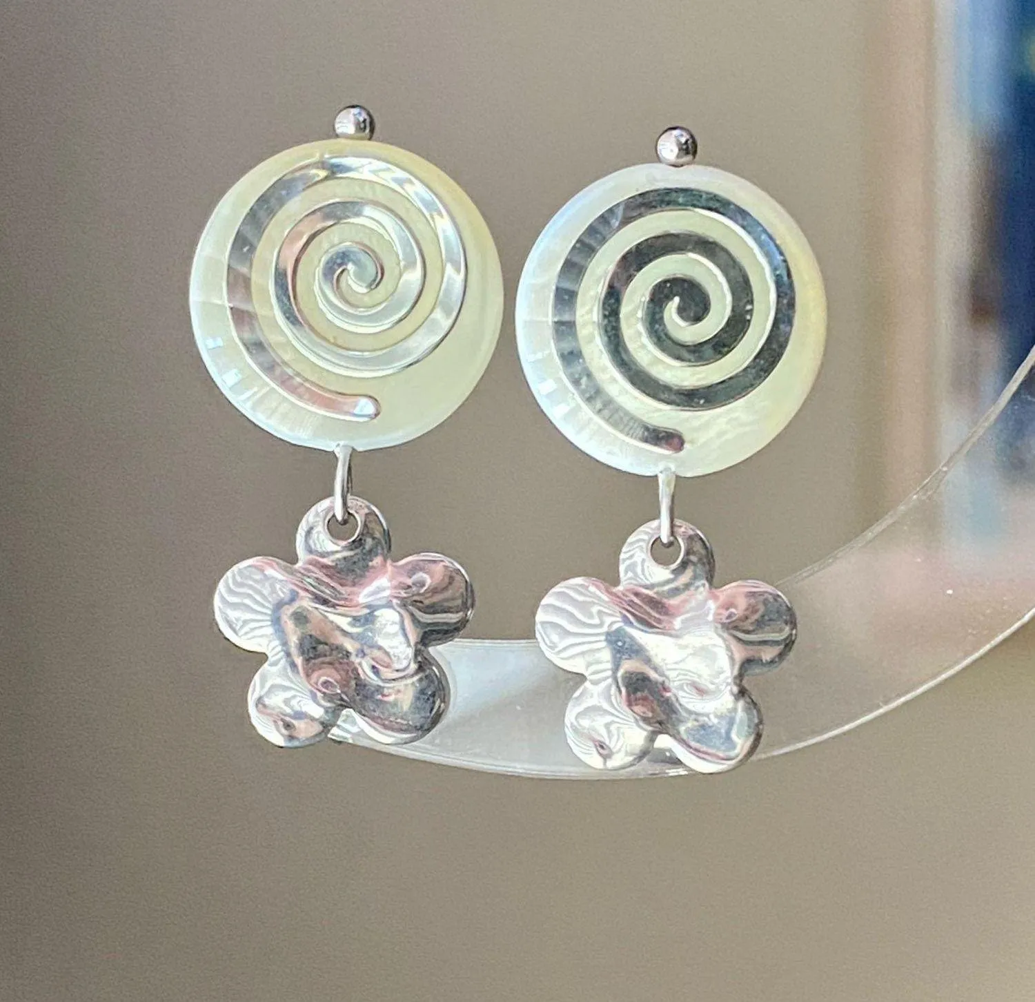 Handmade boho vintage grunge funky whimsical style quality swirl shell beads earrings🌀⭐️ - Image 2