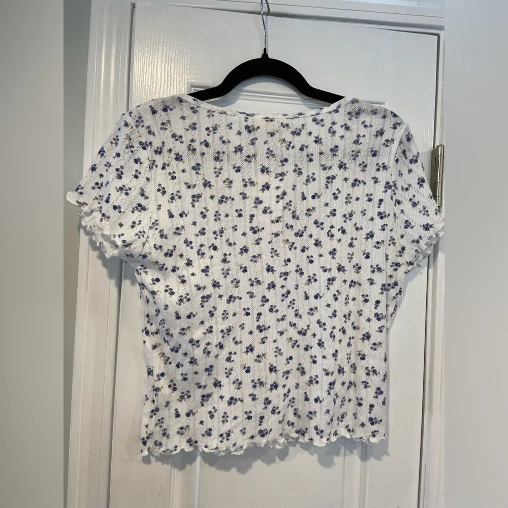 NWT Pink Republic Size XL Blue Rose Lettuce Hem Short Sleeve Crop Top Henley - Image 6