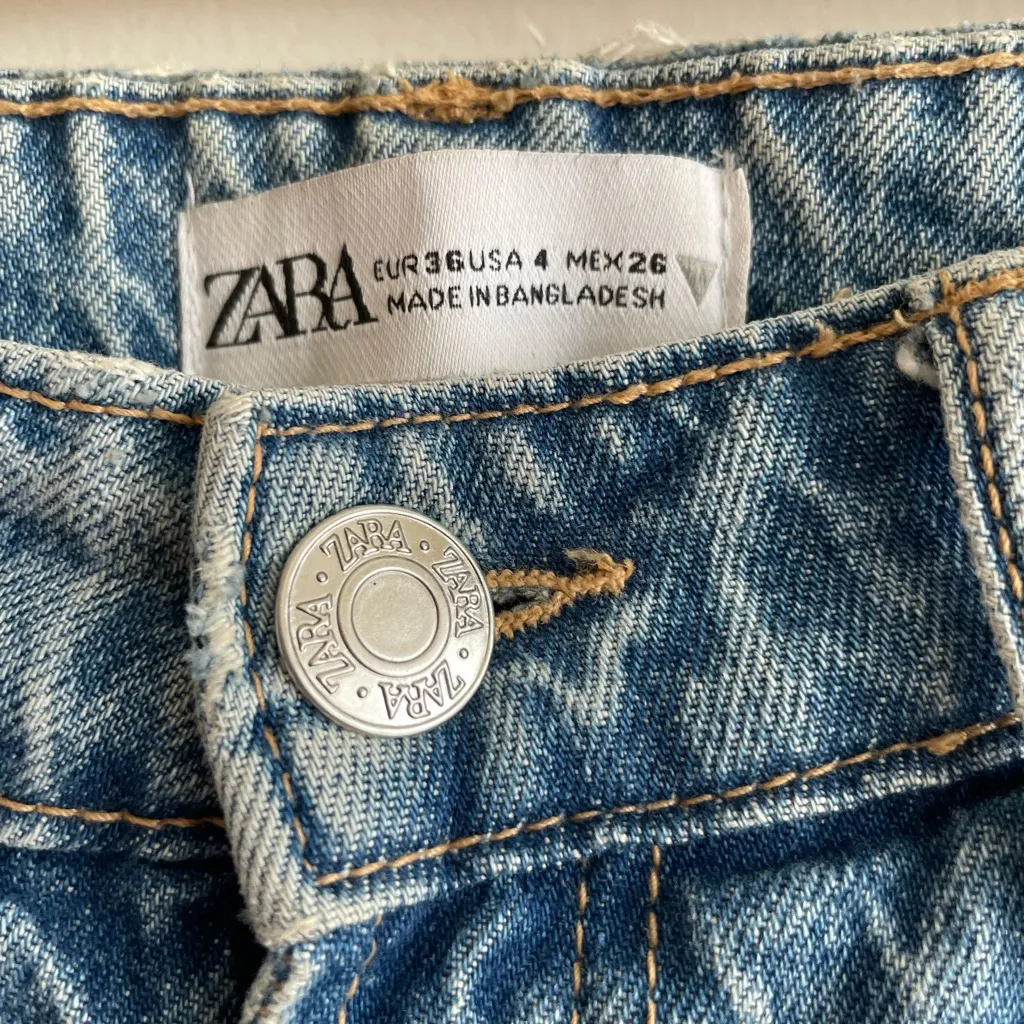 Zara Mom Fit Jeans Size 4 - Image 2