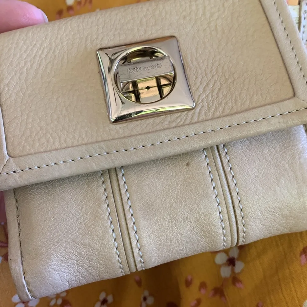Kate Spade Vintage Trifold Cream Tan Leather  Wallet Gold Turn Lock Coin Purse - Image 4