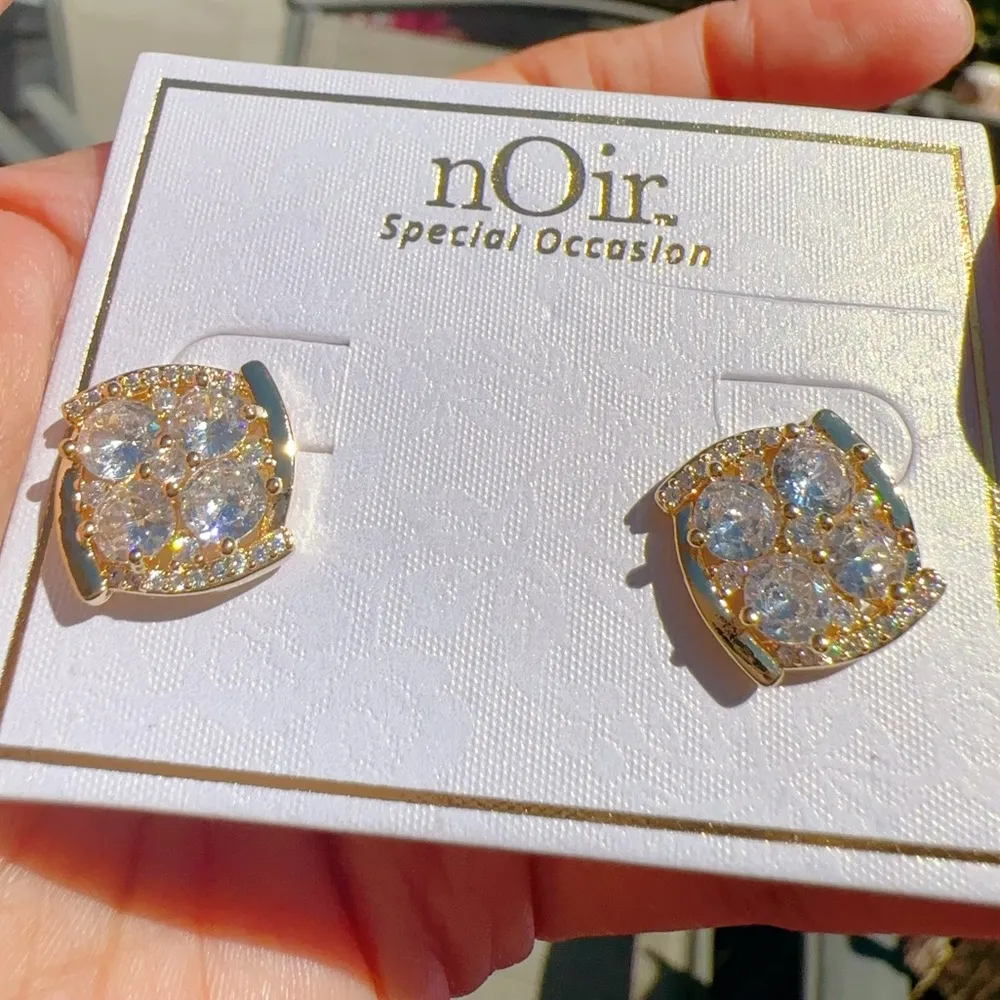 Noir crystals paved circling studs gold tone earrings - Image 2