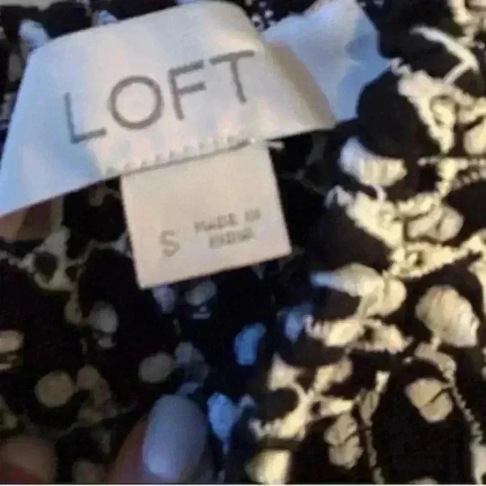 LOFT Women's Black Eyelet Blouse Size S Ruffle Sleeve Button-Up Back - Image 7