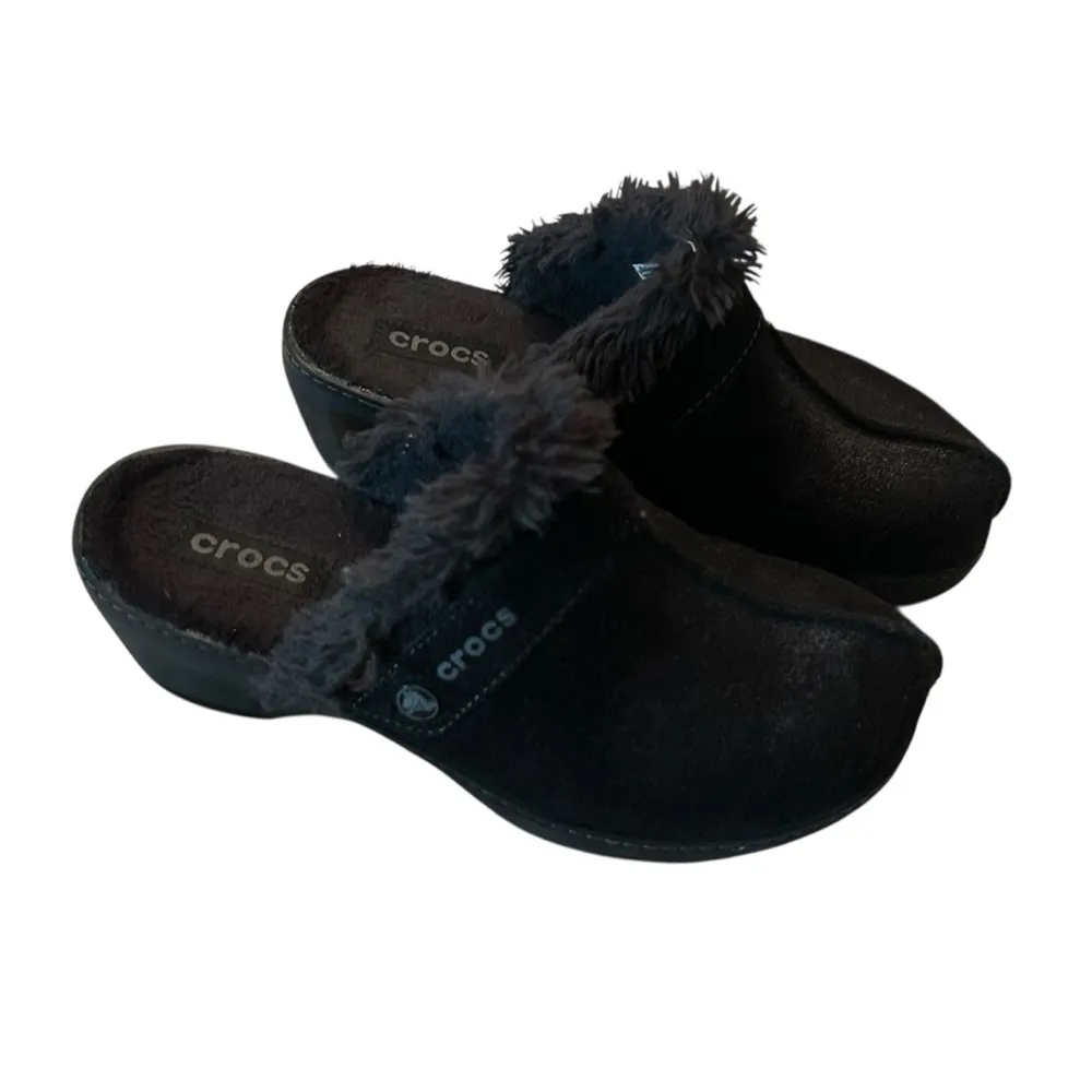 Crocs Black Cobbler Suede Leather Faux Fur Lined Slip-On Clogs Size 9 Shoes. - Image 3