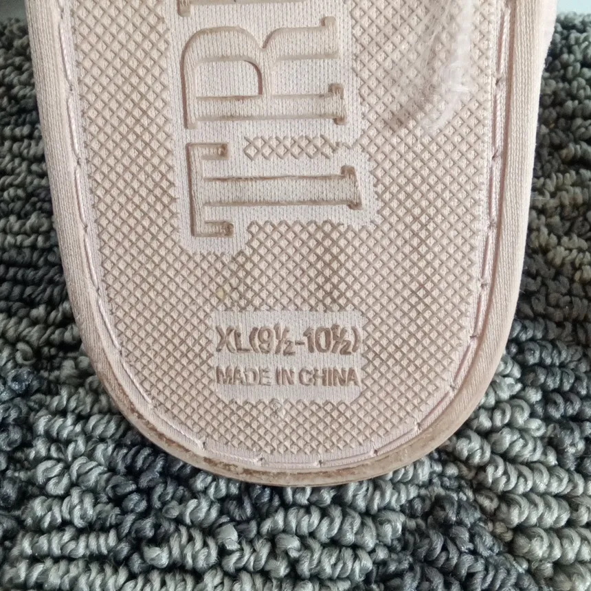 True Religion Pink Slippers with Rhinestones Womens Size 9.5-10 - Image 5