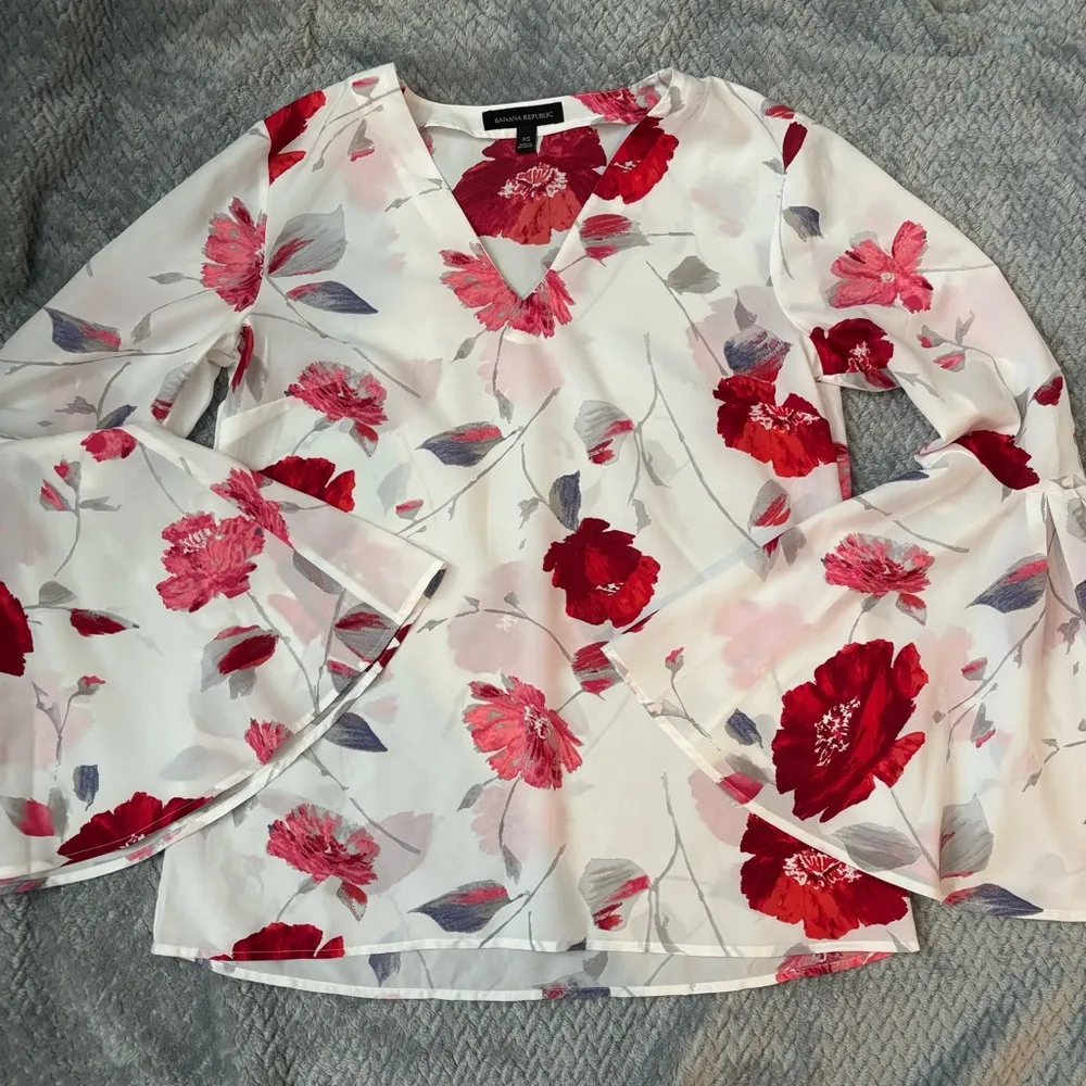Banana republic xs white bell sleeve 3/4 floral print top - Image 8