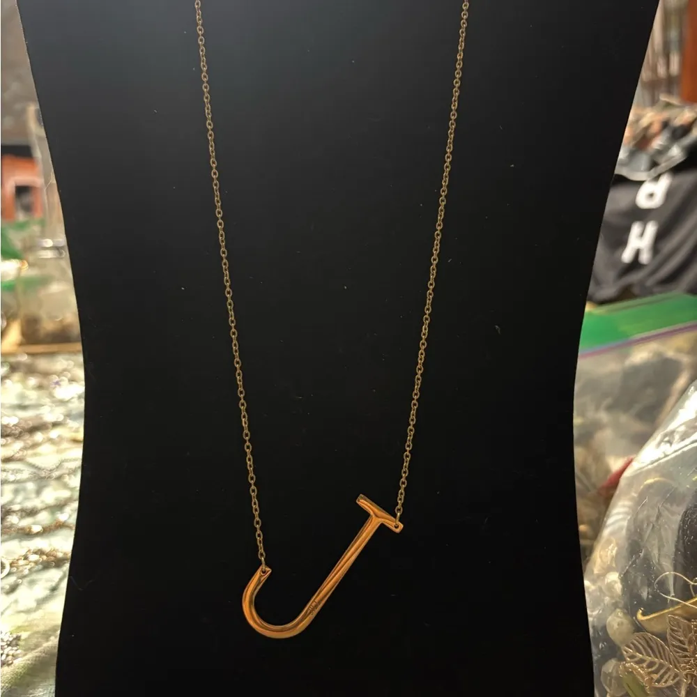 Costume gold tone initial J / Jill necklace as shown preowned - Image 2