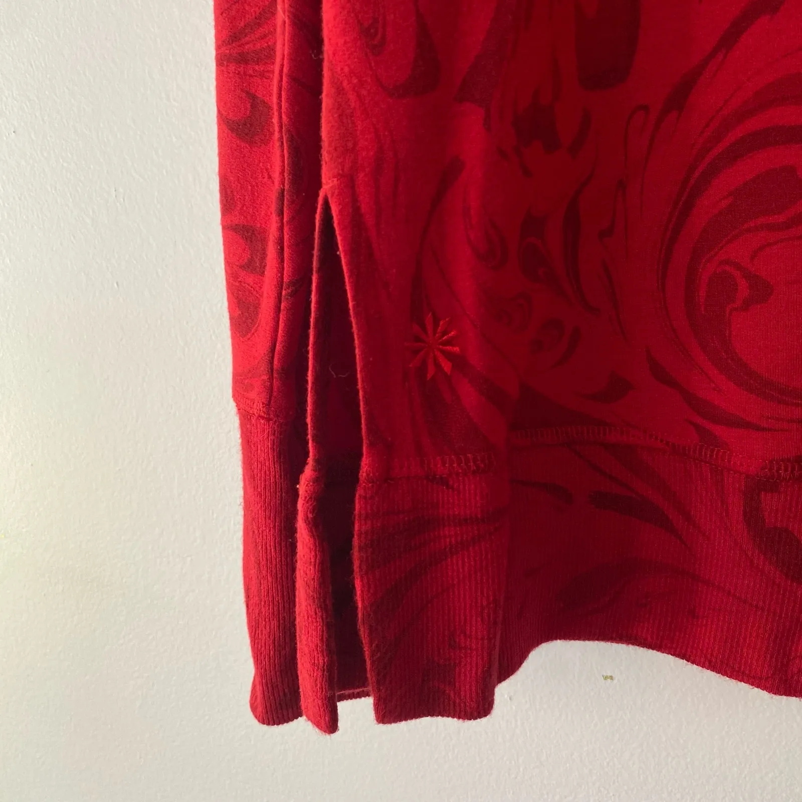 Athleta Red Feathered V-neck Pullover Sweater Athleisure Women's size Medium - Image 4