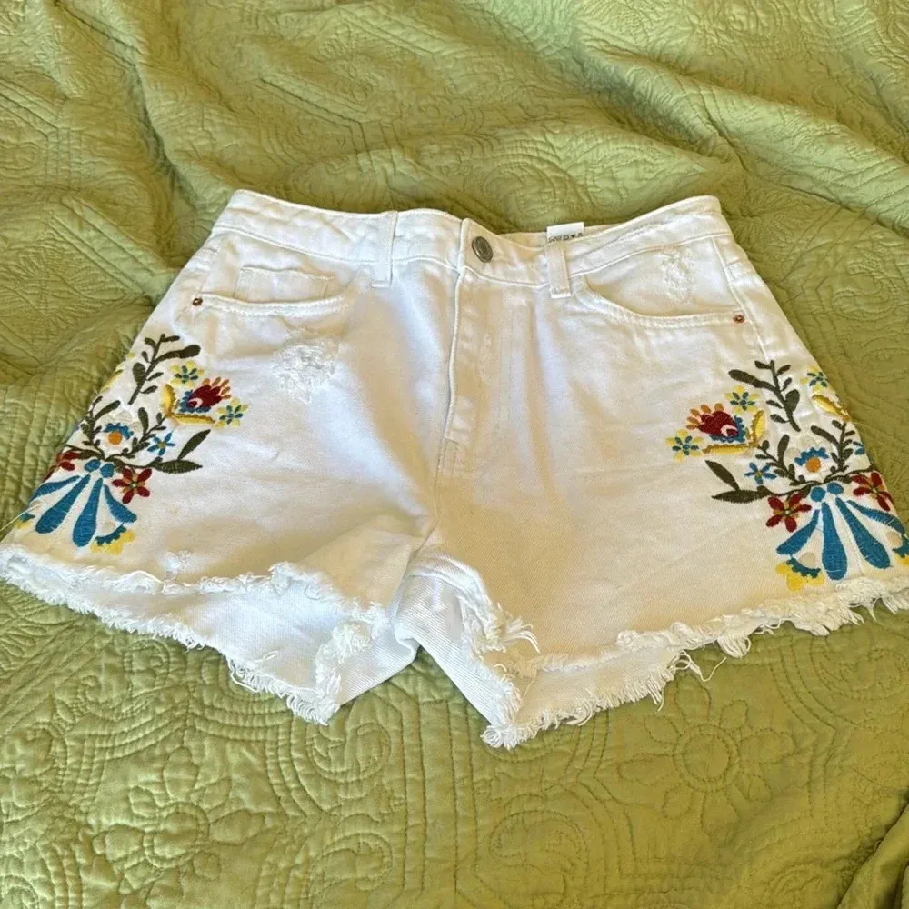 White Zara embroidered floral shorts size 2 NWOT - Image 2